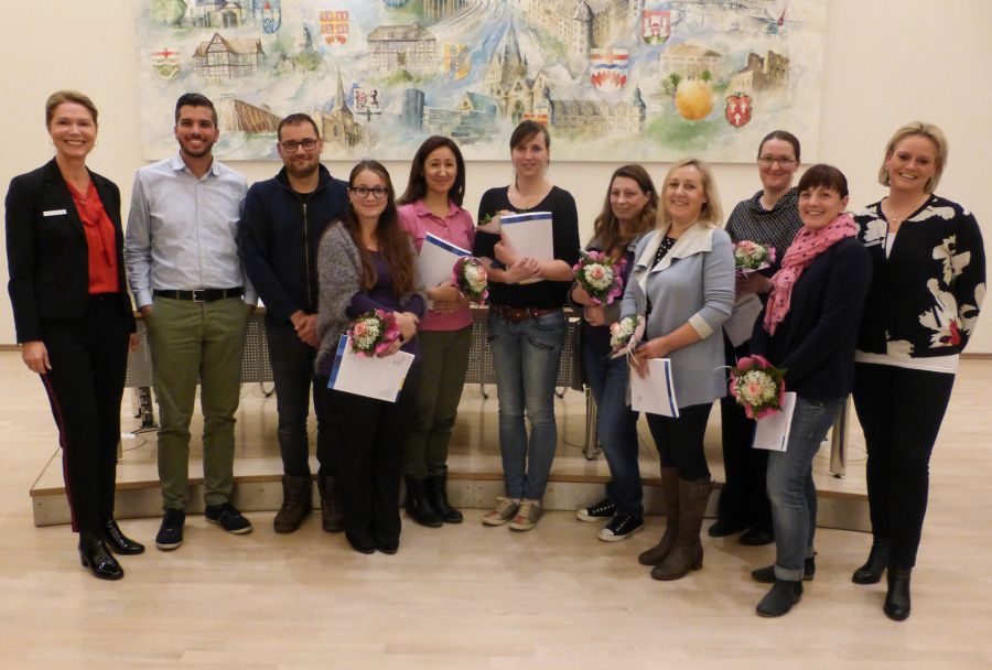 Von links: Edith Rehmann-Decker (Kreisjugendamt), René Dusch (Kath. Kita St. Marien, Bad Lippspringe), Sam Seyfzadeh (Kinderstube Regenbogen Thüle, Salzkotten), Christina Watts (Komm. Kita Sternschnuppe Helmern, Bad Wünnenberg), Fatma Hahn (Familienzentrum Kinderstube Regenbogen e.V., Salzkotten), Mandy Bittner-Schweter (Komm. Kindertageseinrichtung Menkenfeld, Borchen), Gennyfer Sommer (Komm. Kita Hessenberg, Borchen), Sabrina Vollbrach-Wilhelms (Komm. Kita Domental, Büren), Gundula Wielage (Kath. Kita St. Kilian, Lichtenau), Penny Bewermeyer (Komm. Kita Schulstr., Hövelhof), Andrea Sonnenberg (Kreisjugendamt). Nicht auf dem Bild ist Jennifer Schneeberg. (Foto: Kreisjugendamt Paderborn)